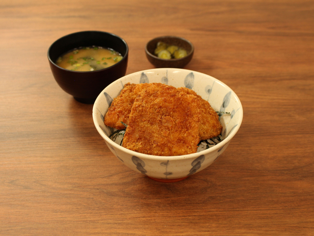 雪室熟成黄金豚タレカツ丼/名立谷浜SA【下り】