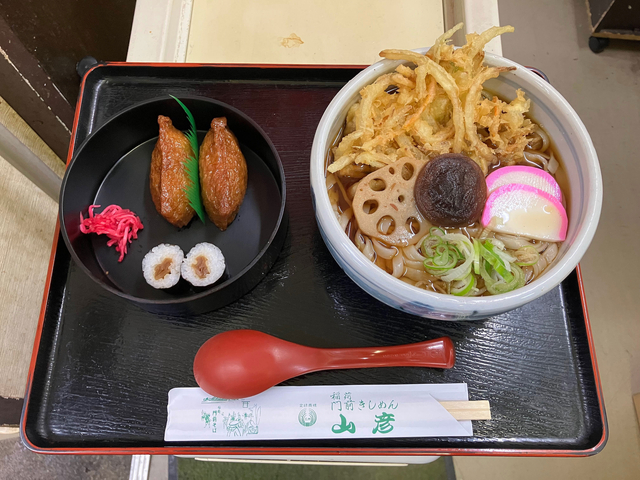 稲荷門前きしめん(温・冷)※画像は(温)/新城PA【下り】