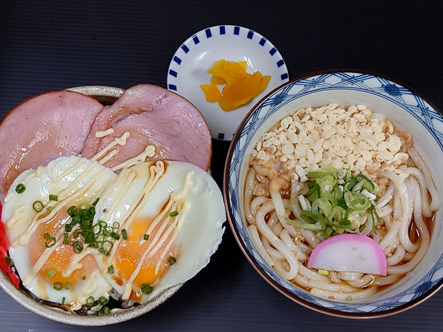ハムエッグ丼と揚げ玉うどんのセット/内津峠PA【上り】