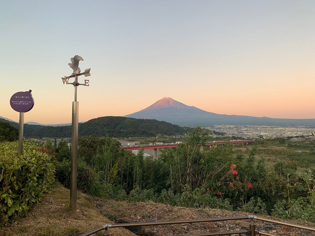 ウッドデッキから見える赤富士/富士川SA【下り】