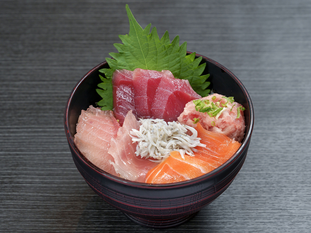 富士川限定さっぱり海鮮丼/富士川SA【下り】